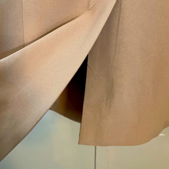 Silky soft butting down open front beige tan oversized blazer - Picture 4 of 6